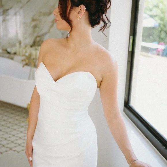 Elegant White Strapless Wedding Dress